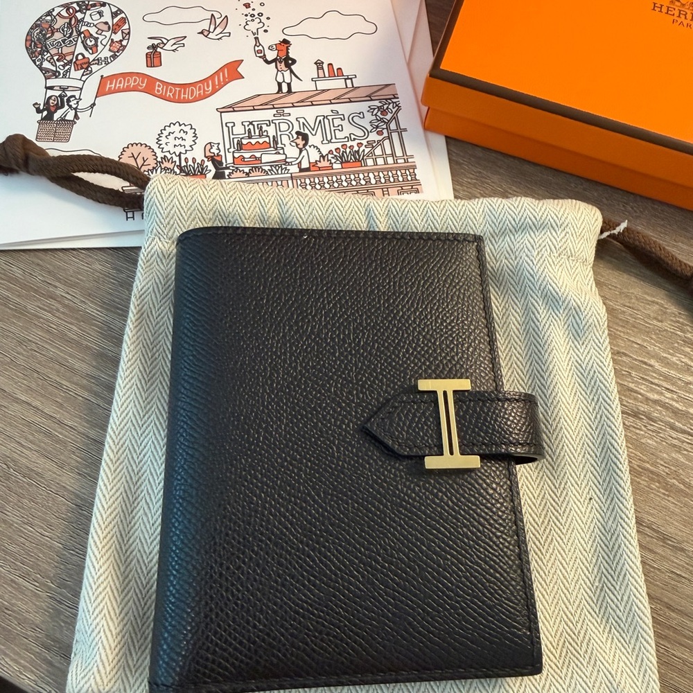 H Logo Bearn Compact Black Leather Wallet Cardholder Billfold with Gold Clasp